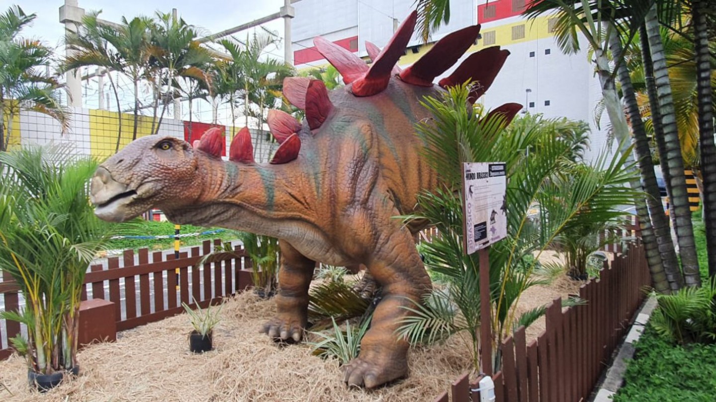 Exposição Mundo Jurássico. Os pequenos fãs de dinossauros vão amar a exposição, que conta com 12 réplicas de dinossauros, incluindo um famoso Tiranossauro Rex de 6 metros de altura e 13 metros de comprimento.