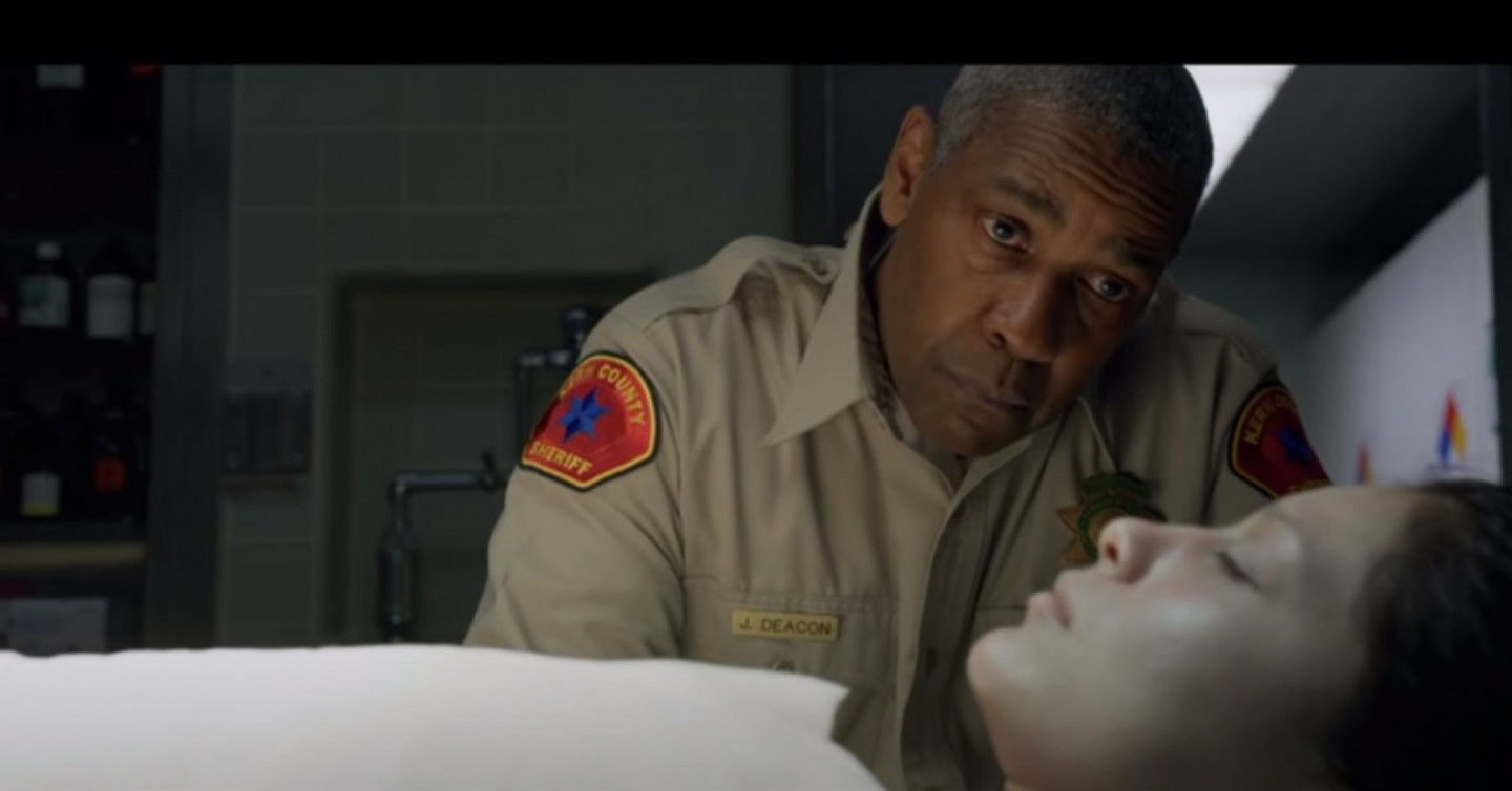Os Pequenos Vestígios. Thriller policial conta a história de Joe “Deke” Deacon (Denzel Washington), um delegado adjunto do condado de Kern, que é enviado a Los Angeles para uma coleta de provas