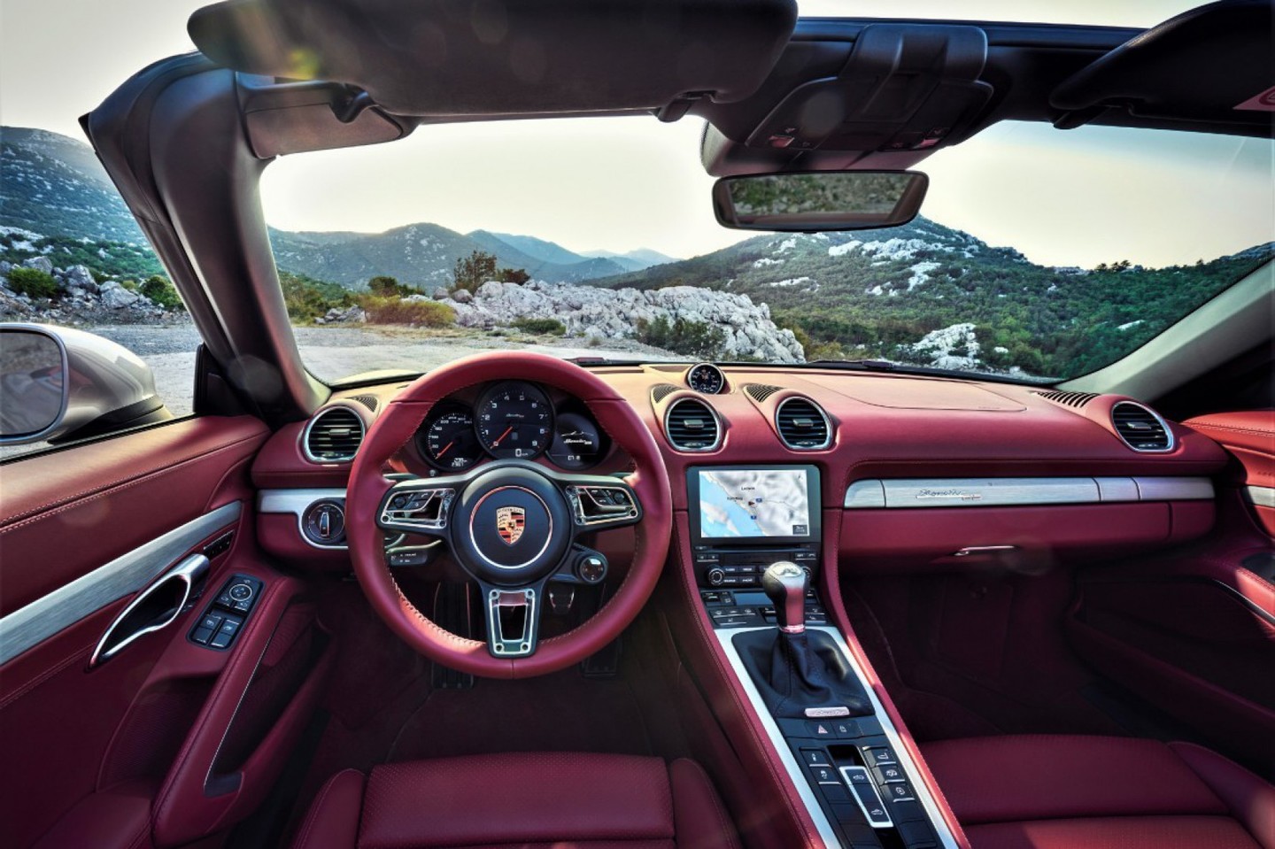O interior do Porsche Boxster 25 Edition é em couro Bordeaux