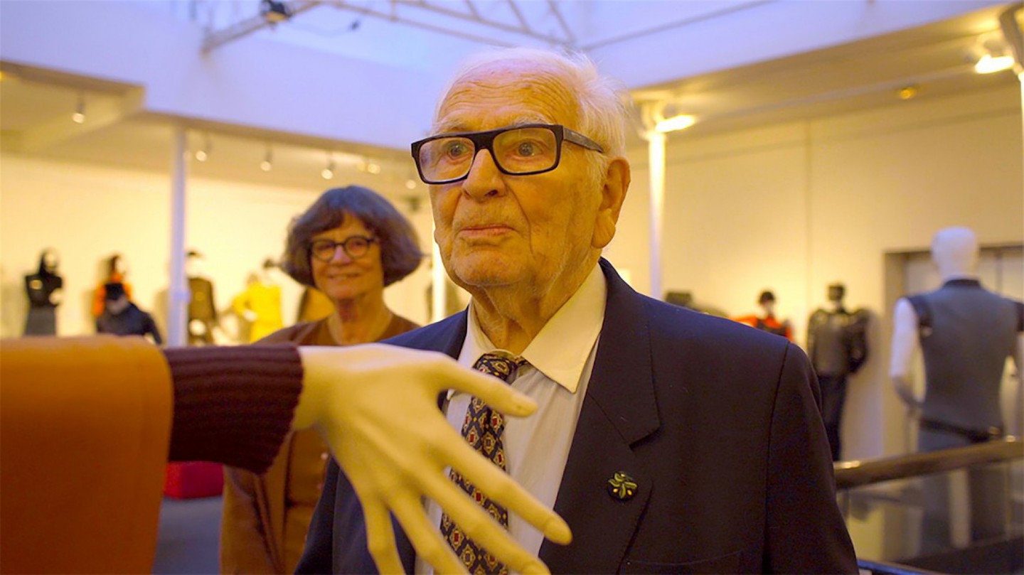 O Império de Pierre Cardin. Fãs de moda vão se deliciar com o documentário que, segundo o The Hollywod Reporter é “uma perspectiva deliciosamente divertida e sensível da vida de Cardin”