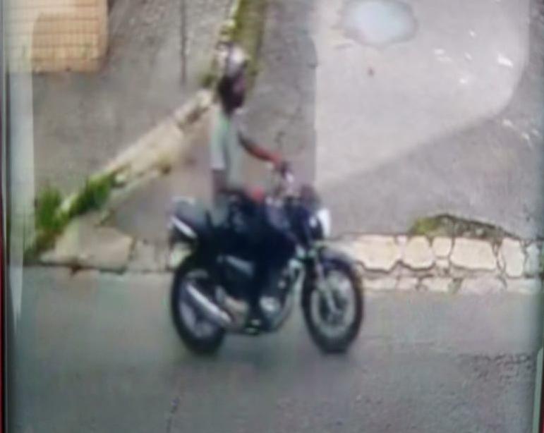 Câmeras de monitoramento captaram o criminoso, que é pardo, magro e usava camisa verde (Imagem: Reprodução)