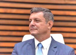 A Imagem mostra o atual prefeito de Santos