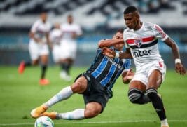 Diego Souza e Arboleda disputam a bola