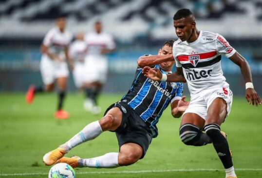 Diego Souza e Arboleda disputam a bola