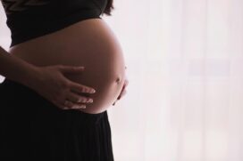 Segundo a Organização Mundial da Saúde (OMS), filhos de mães adolescentes têm maior probabilidade de apresentar baixo peso ao nascer e maior probabilidade de morte do que os filhos de mães com 20 anos ou mais