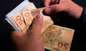 Os rendimentos creditados nas contas de poupança somaram R$ 73,08 bilhões em 2023. Agora, o estoque aplicado na poupança é de R$ 983,03 bilhões