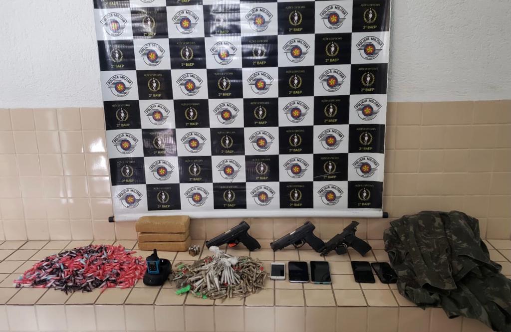 Drogas e armas apreendidas pela PM na ação desta sexta-feira (12) (Foto: Divulgação/PM)