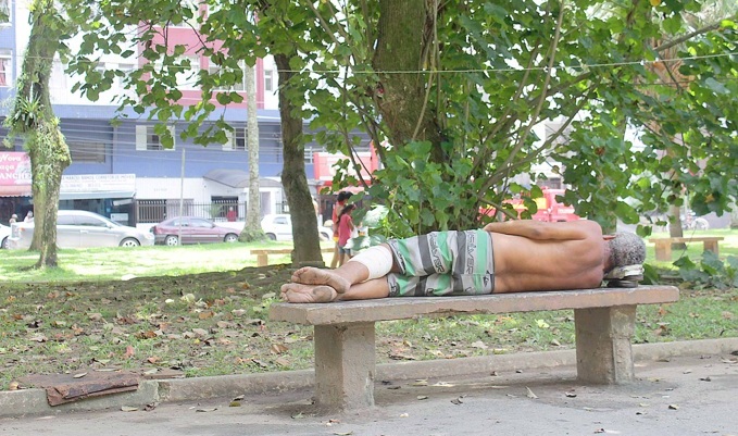 Os agentes conversam com as pessoas e orientam sobre os serviços do Município