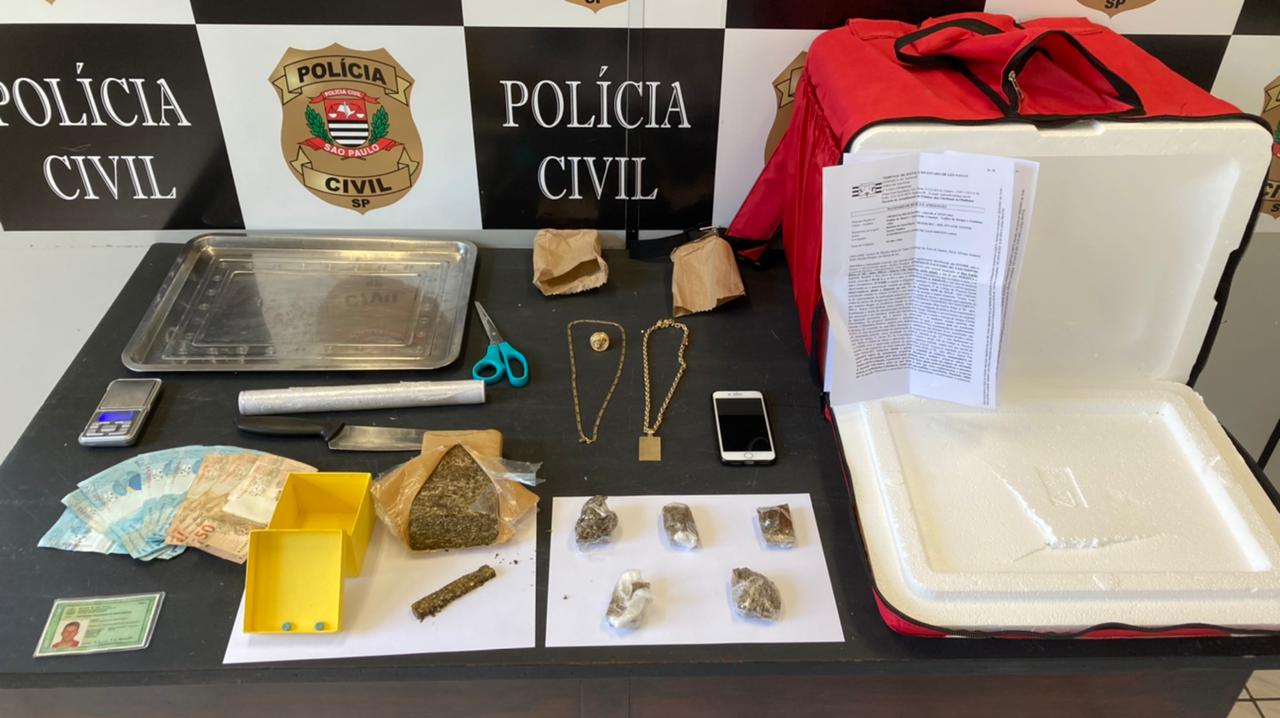 Apreensões realizadas no apartamento do acusado (Foto: Divulgação/Polícia Civil)
