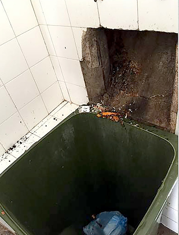 Fundo do duto onde a recém-nascida caiu, tendo o ferimento fatal na cabeça (Foto: Divulgação/Polícia Civil)