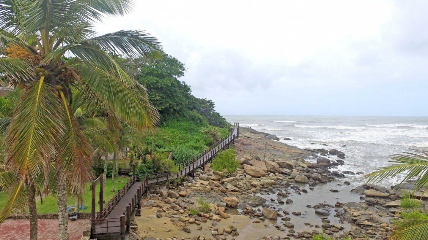 Um dos pontos turísticos mais conhecidos na Cidade é a Passarela de Anchieta, localizada entre a Praia do Sonho e a do Cibratel