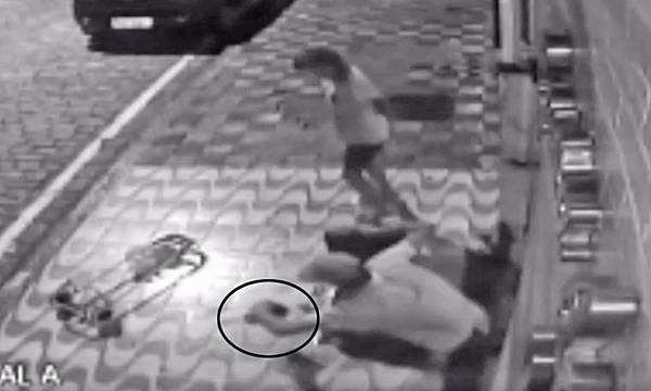 Vídeo obtido pela Reportagem mostra o homem retirando parte do encanamento. Moradores explicam que é para trocar por drogas