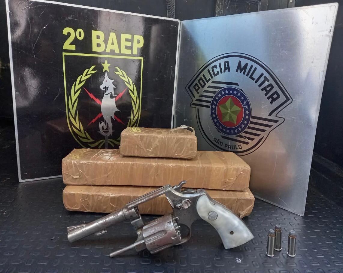 Tabletes de maconha e revólver apreendidos na ação (Divulgação/Polícia Militar)