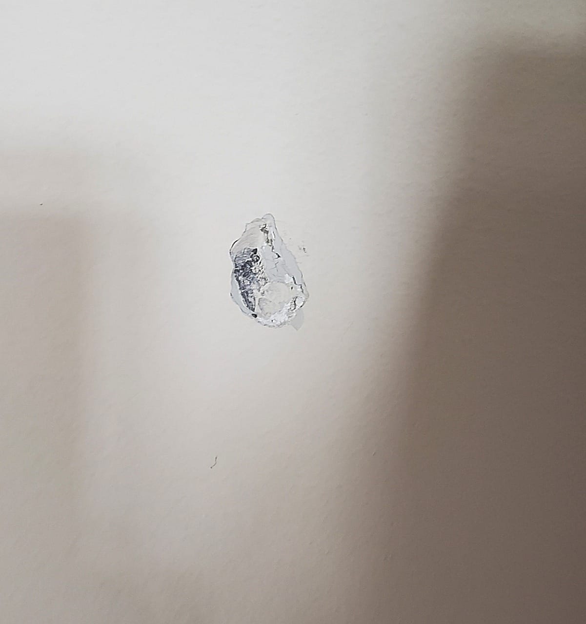 Projétil atingiu parede, em local da sala muito utilizado pelos moradores (Nair Bueno/DL)