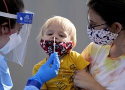 Mudança ocorre nos testes de antígeno nos sistemas de saúde. Efeito acontece, principalmente, sobre os casos sintomáticos leves