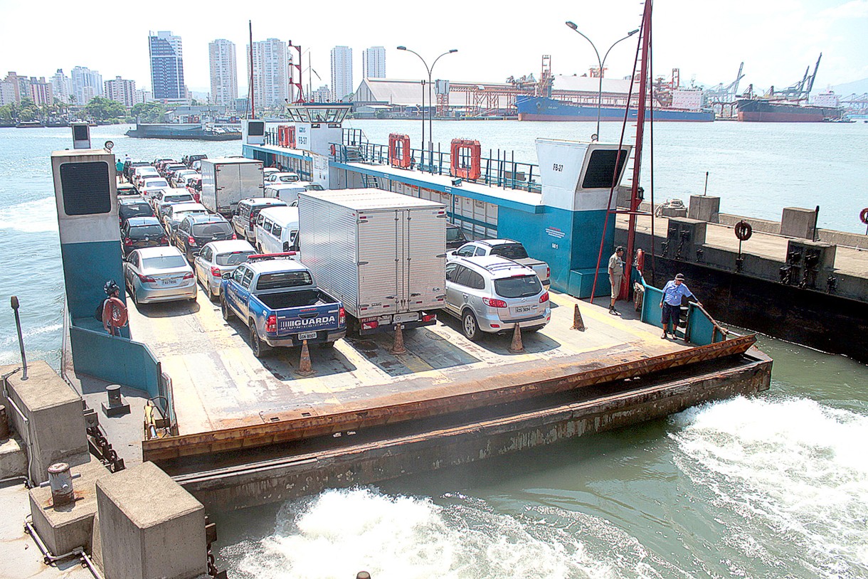 Já nesta sexta-feira (17) a demora se deve pelas filas de automóveis que se acumulam na orla da praia de Santos.