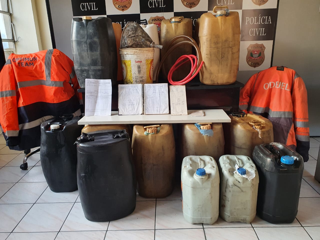 No total, quase 300 litros de diesel foram apreendidos (Divulgação/Polícia Civil)