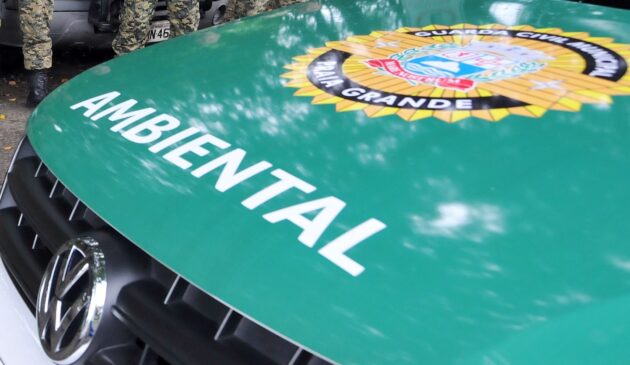 Equipes da Guarda Ambiental foram acionadas ao local e encontraram alguns galos e materiais utilizados na prática, que é crime ambiental