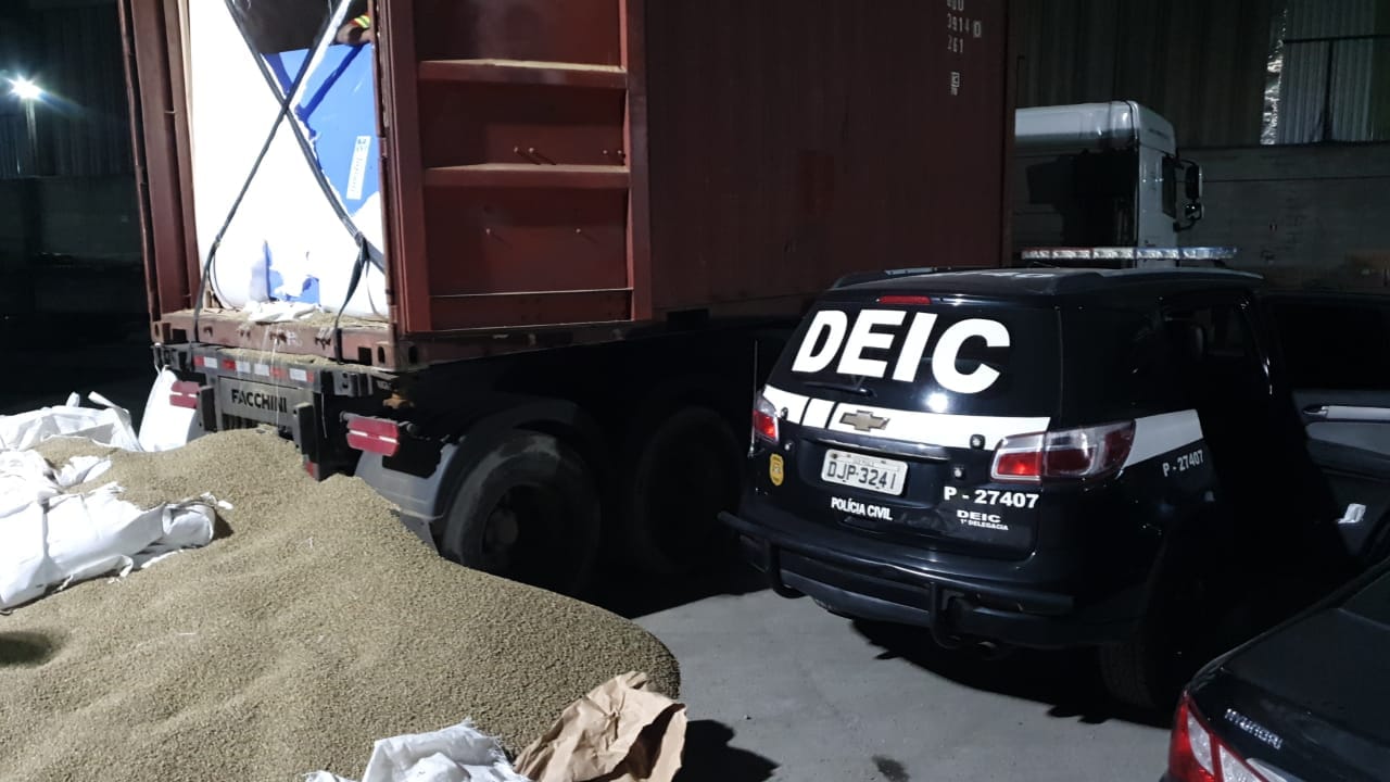 Policiais da Deic regional obtiveram informação precisa sobre o contêiner de café, o que desencadeou diligências (Divulgação/Polícia Civil)