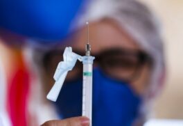 Terceira dose de vacina produz forte resposta imune, diz estudo