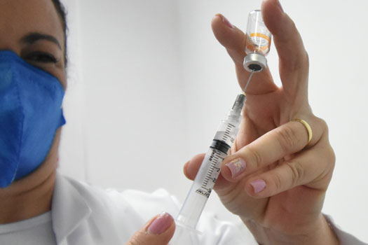 Fornecida pelo Instituto Butantan, a vacina está liberada para toda a população acima de 6 meses de idade e protege contra casos graves e mortes