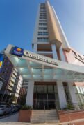 O Comfort Hotel fica na Av. Rei Alberto I, 177 - 181 - Ponta da Praia
