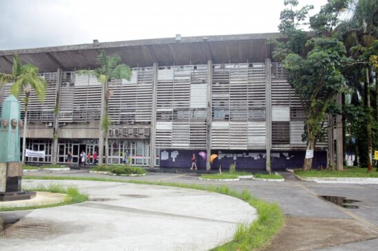 A Divisão de Cadastro Imobiliário e Mobiliário (DCIM) fica no andar térreo do Paço Municipal