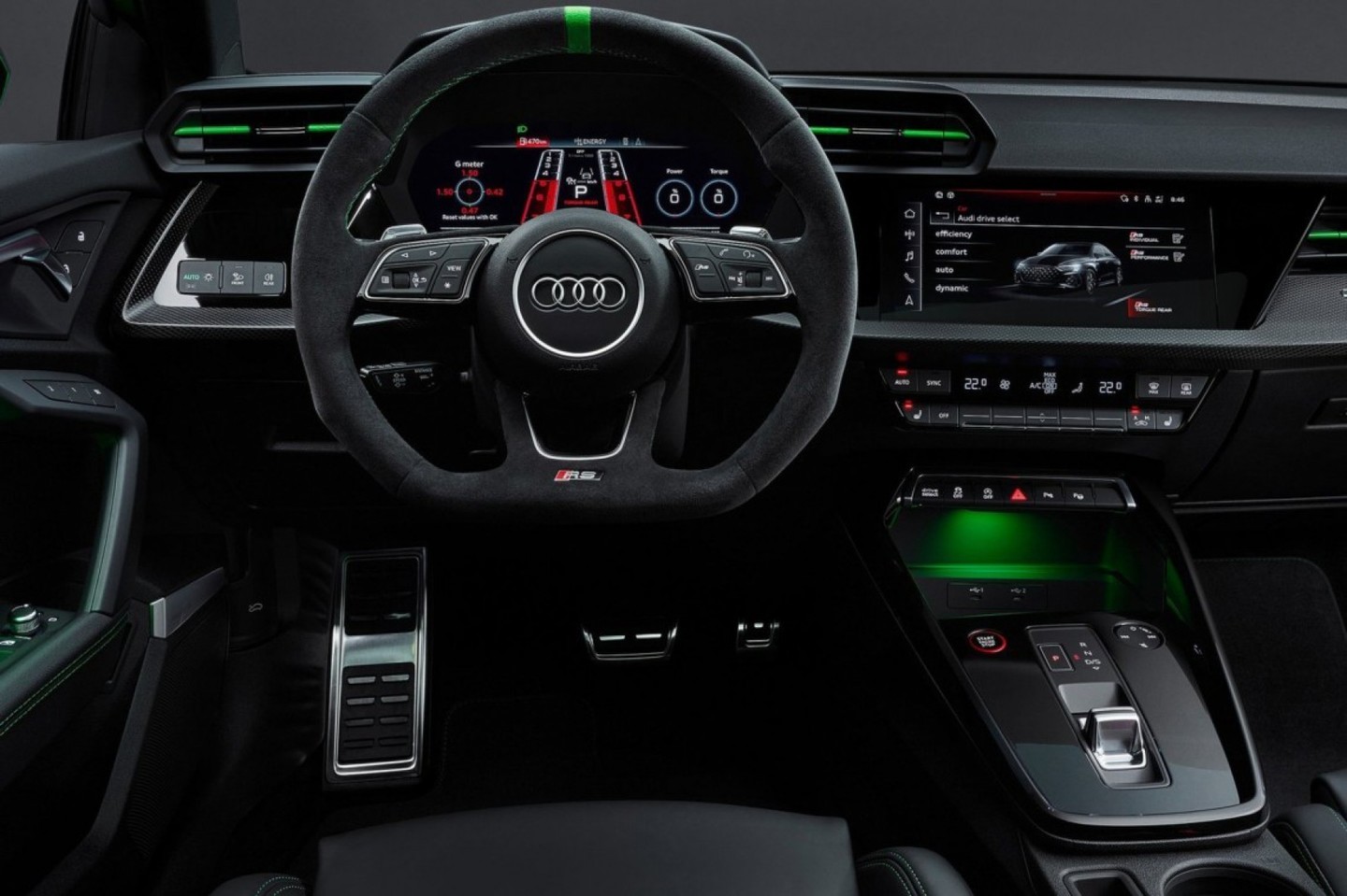 Dentro da cabine, vários elementos específicos realçam o caráter esportivo das versões, como o painel de instrumentos totalmente digital Audi Virtual Cockpit Plus de 12,3 polegadas