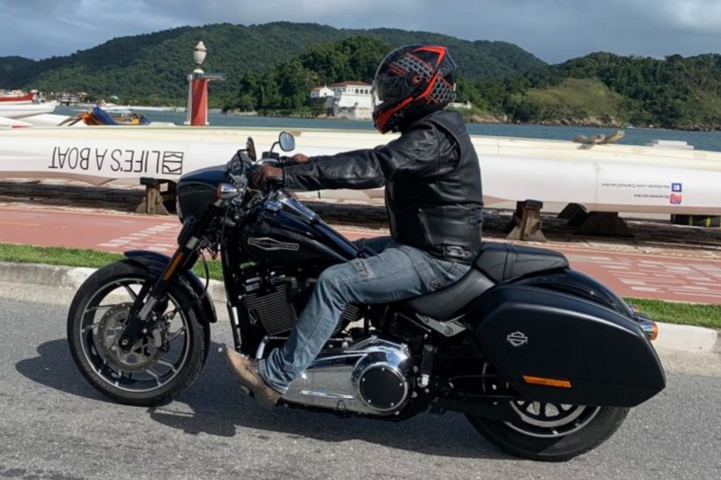 Com 2,32 metros de comprimento e 317 quilos, a Harley-Davidson Sport Glide conta com o desempenho proporcionado pelo motor Milwaukee-Eight 107, 1.746 cm³, que oferece quase 15 kgfm de torque
