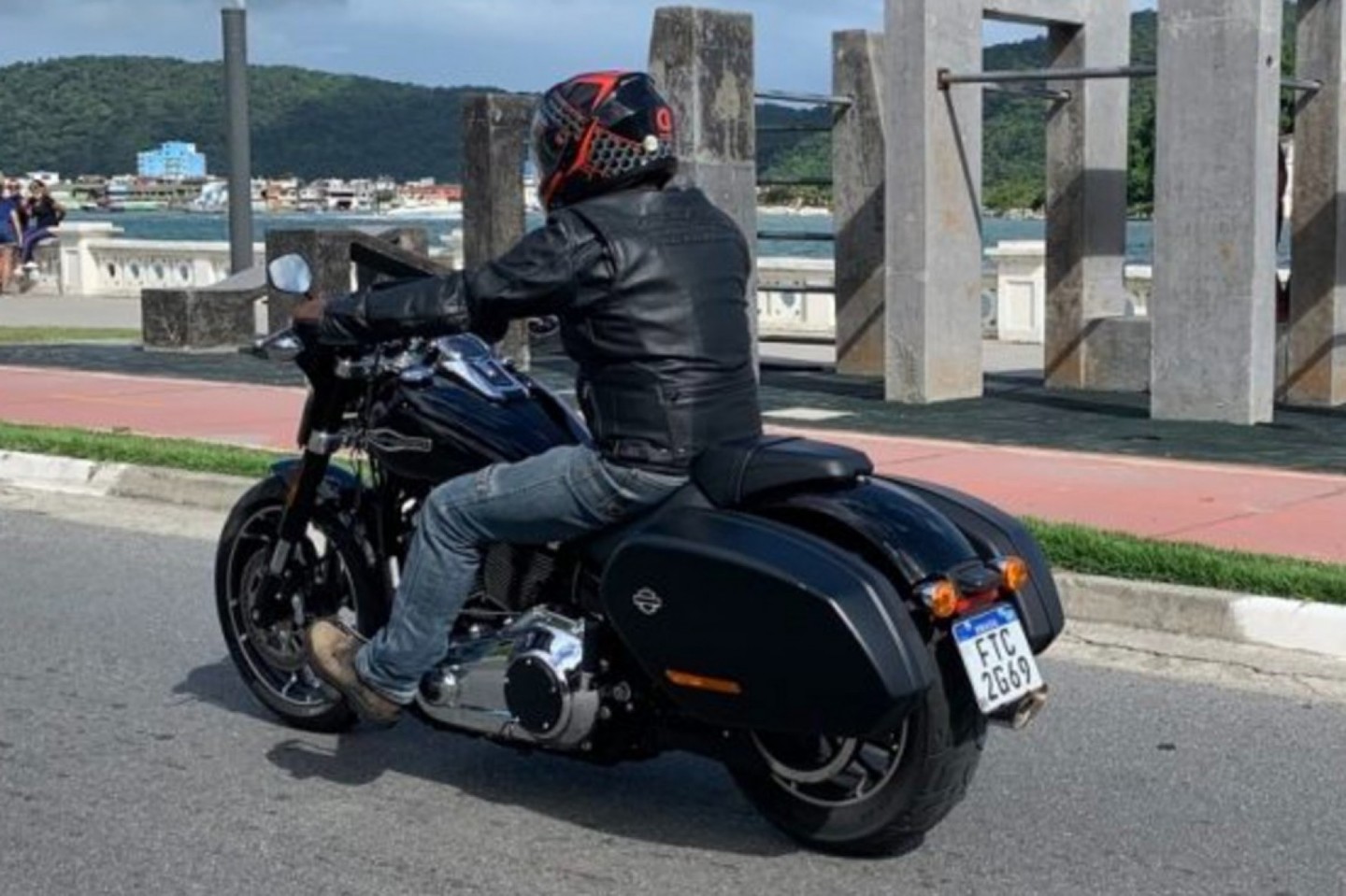 Essa Harley traz diferenciais: a minicarenagem e as malas laterais, que podem ser retiradas para dar mais agilidade no trânsito urbano