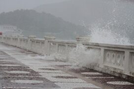 A Defesa Civil recomenda que as pessoas evitem a prática de esportes no mar, como como surfe, windsurfe e kitesurf