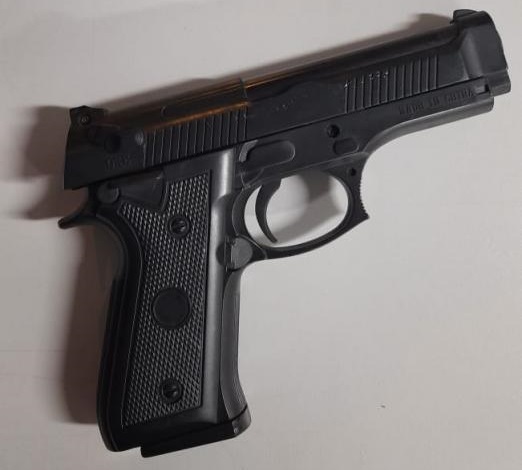 As vítimas contaram à polícia que quatro homens se aproximaram a bordo de duas motocicletas atirando sem alvo específico