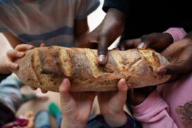 Desde o início da pandemia, 27 milhões de brasileiros deixaram de comer em algum momento porque não havia dinheiro para comprar comida