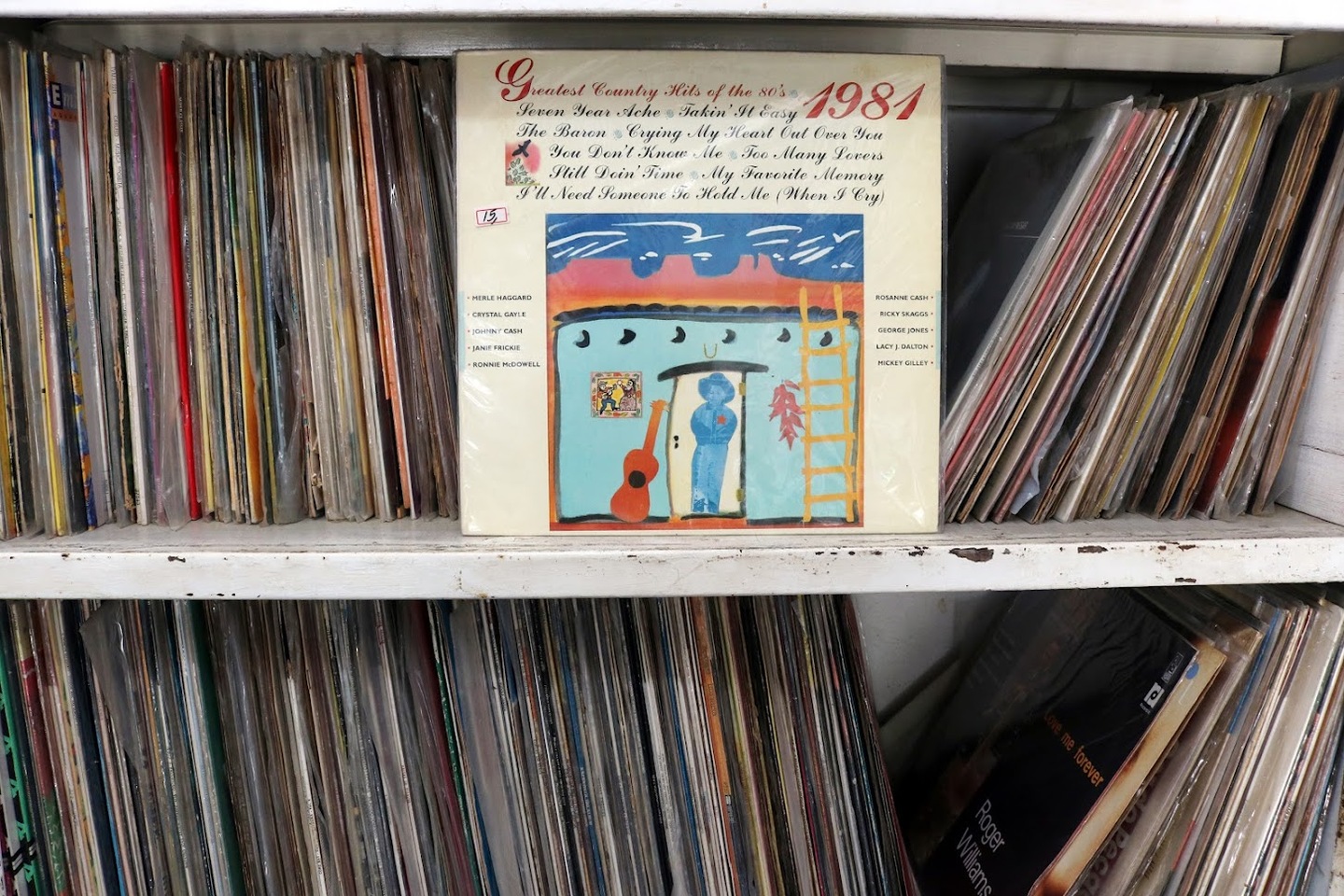 A Banca Feirão do Livro, na Praça dos Andradas, tem uma coleção de discos em vinil