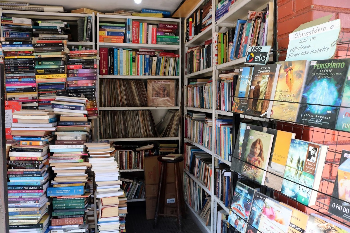A Banca Feirão do Livro também está repleta de livros antigos das mais diversas categorias
