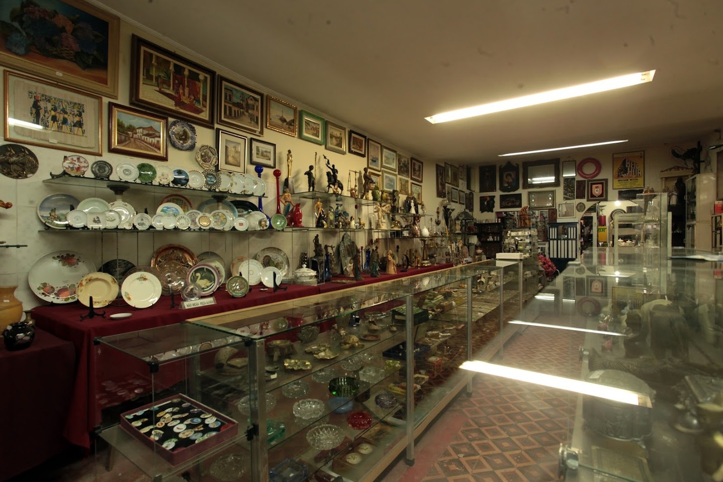 O Antiquário é um rico acervo com louças, cristais, bijuterias, quadros, relógios e até móveis