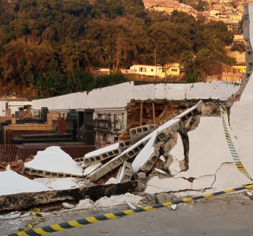 Queda de muro deixou os túmulos do Cemitério do Saboó expostos