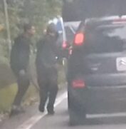 Aproveitando-se que o trânsito estava parado, a dupla abordou os passageiros do carro munidos com uma arma de fogo