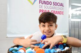 Garoto de 8 anos faz campanha para arrecadar tampinhas de garrafas para o Fundo Social de Praia Grande