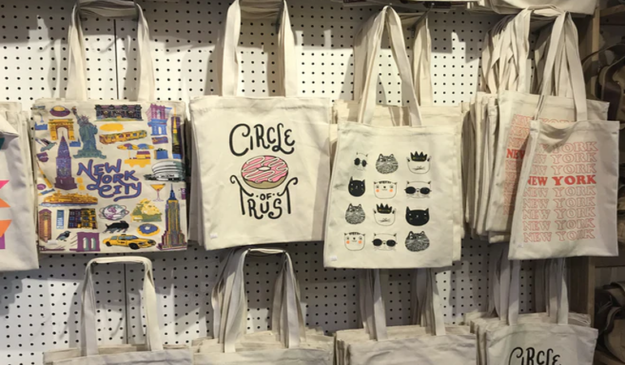 O curso de confecção de ecobags será ministrado pela professora Janaína Klein