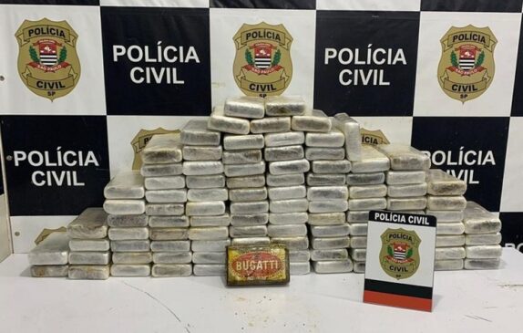103 tabletes de cocaína foram encontrados dentro de veículos transportados por caminhão cegonha