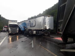 O acidente ocorreu no km 347, na pista sentido Curitiba da rodovia Régis Bittencourt