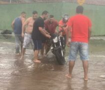Motoboy cai em buraco em via de Praia Grande e é ajudado por moradores