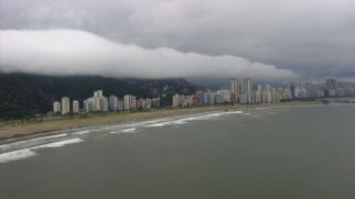 O fenômeno provoca um formato simétrico e geralmente é acompanhado de ventania