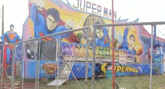 Jovem morre após ser esmagado por brinquedo 'Superman' em parque de diversões