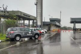 De acordo com a Polícia Militar Rodoviária, os bandidos chegaram de barco pelo rio Casqueiro, renderam motoristas e incendiaram carros para dificultar a ação da polícia