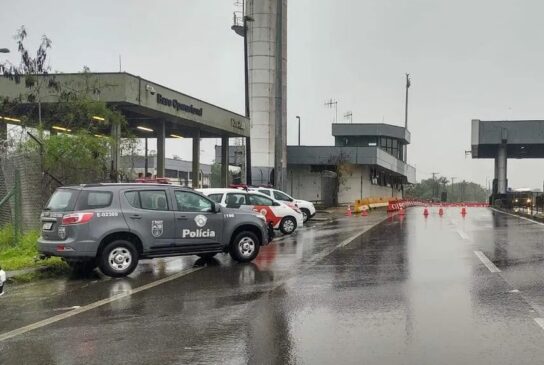 De acordo com a Polícia Militar Rodoviária, os bandidos chegaram de barco pelo rio Casqueiro, renderam motoristas e incendiaram carros para dificultar a ação da polícia