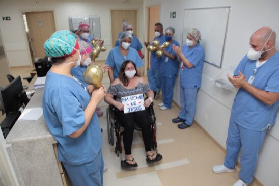 A alta de Zenaide Cristina do Hospital Vitória contou com festa no corredor, feita pelos funcionários