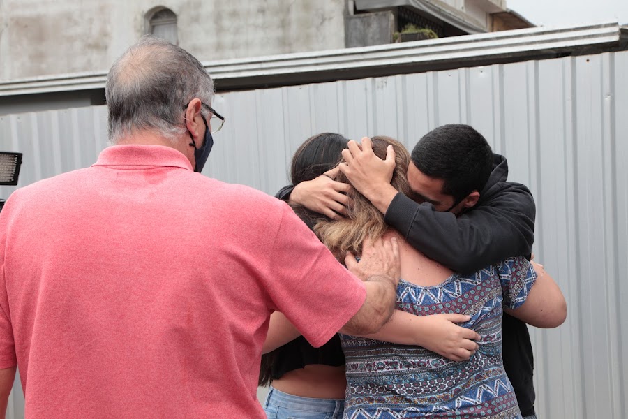 Zenaide reencontrou com o marido e os filhos na porta do hospital após 11 dias de internação