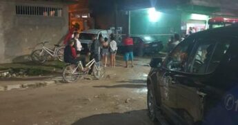 Os moradores que passavam pelo local encontraram o corpo rodeado de sangue e logo acionaram as autoridades